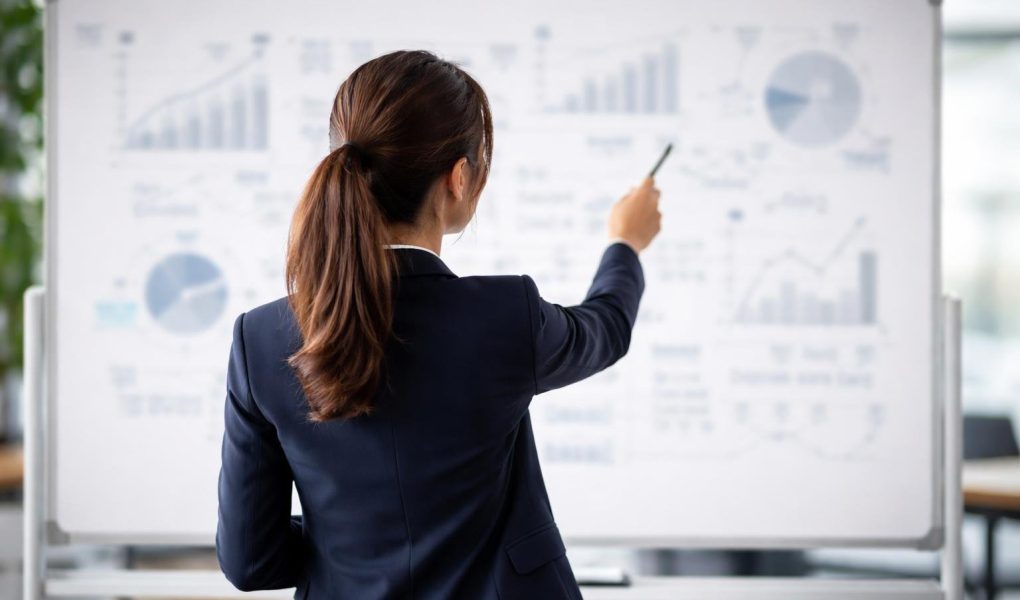 personne-professionnelle-tableau-graphes-bureau