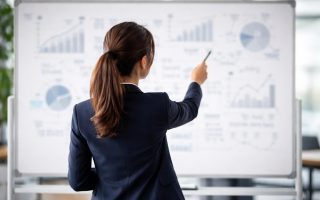 personne-professionnelle-tableau-graphes-bureau