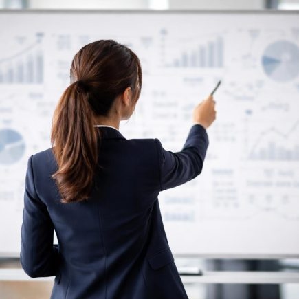 personne-professionnelle-tableau-graphes-bureau