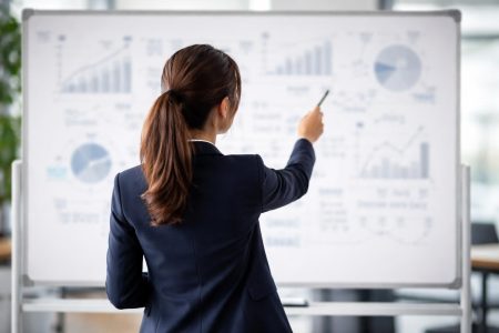 personne-professionnelle-tableau-graphes-bureau